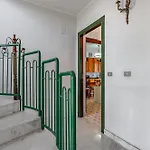 Guesthost - Seaside Flat Just Steps From The *