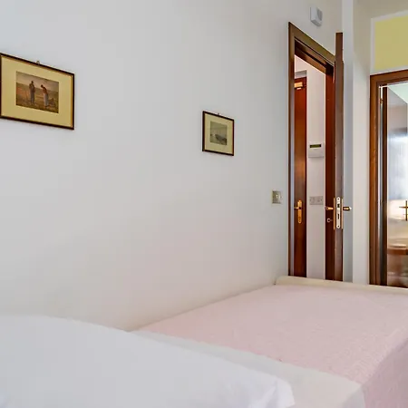 Guesthost - Seaside Flat Just Steps From The * Mascali