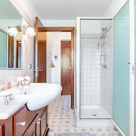 Guesthost - Seaside Flat Just Steps From The
