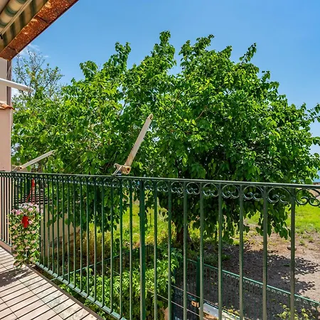 Guesthost - Seaside Flat Just Steps From The * Mascali