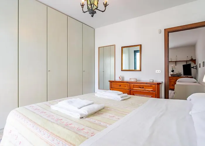 Guesthost - Seaside Flat Just Steps From The * Mascali