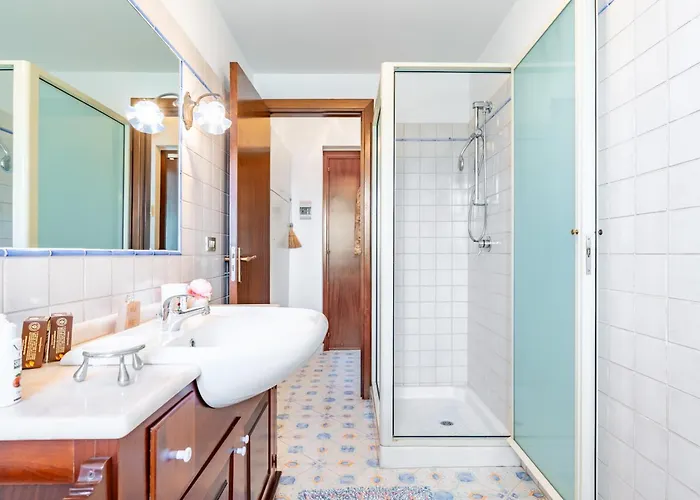 Guesthost - Seaside Flat Just Steps From The